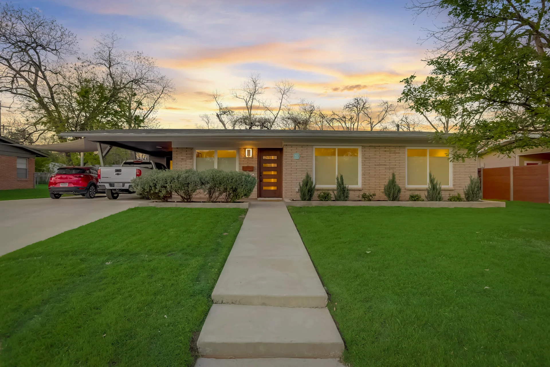 Stunning modern mid-century rebuilt home in the sought-after Delwood Heights near Mueller! photo 2