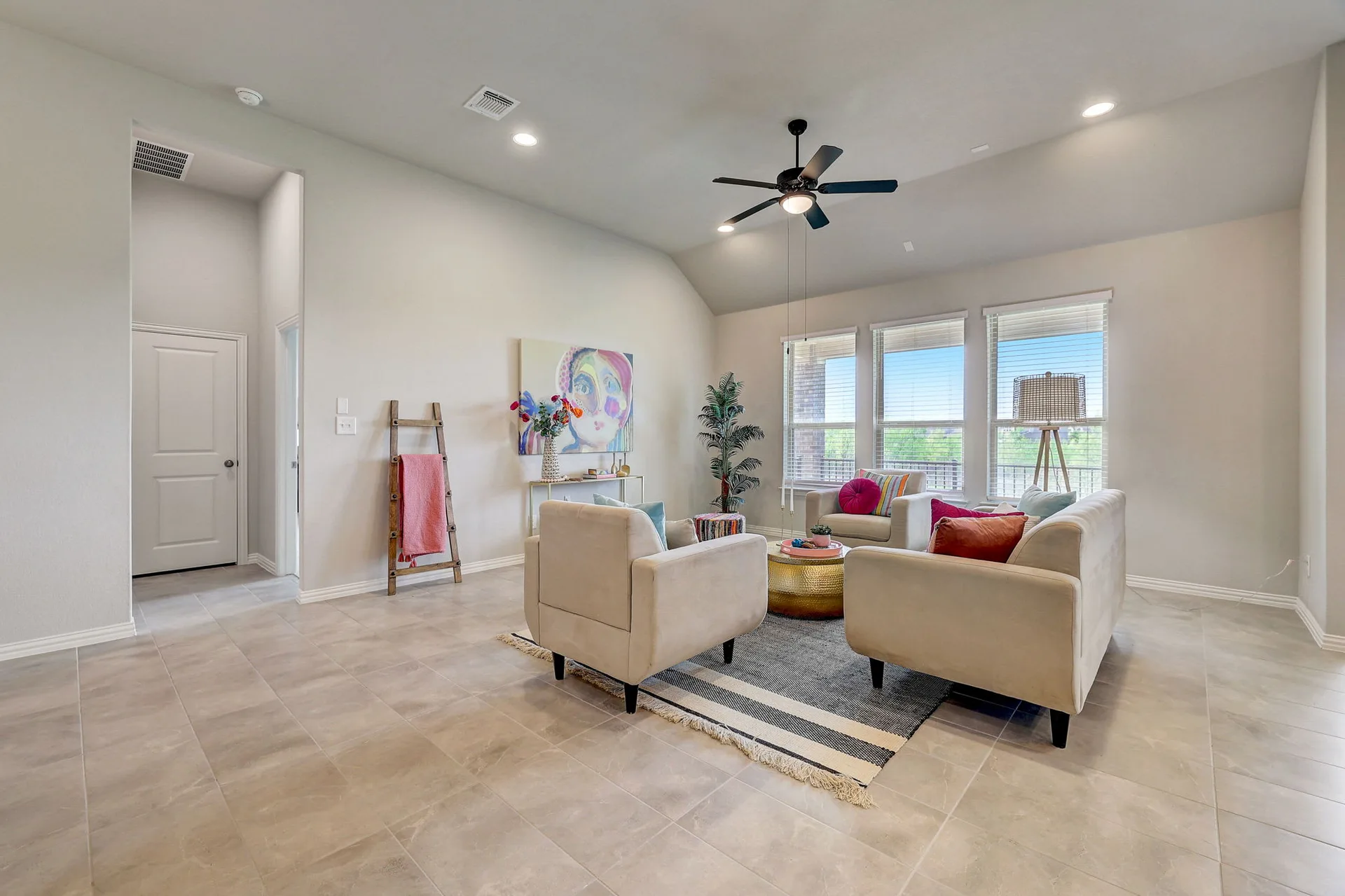 Charming single-story home in the desirable Paloma Lake in RR that backs to a greenbelt! photo 8