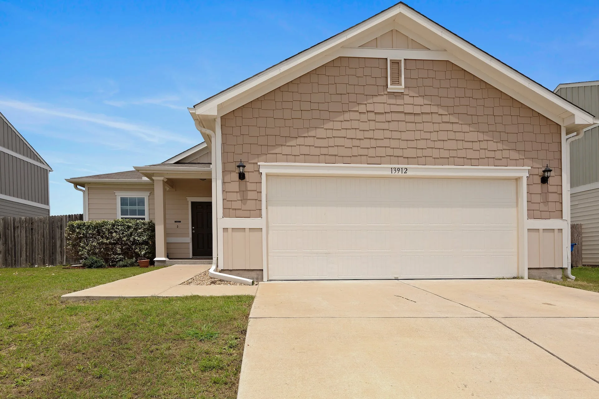 13912 Mark Christopher Way, Manor photo 2